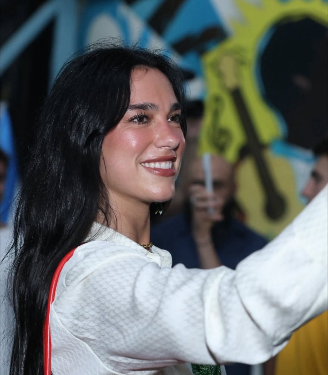 dualipacentral_'s tweet image. ué gente queixuda ta tomando sol… ué gente queixuda tá na praia bebendo caipirinha… ué gente queixuda tá na quadra da vila isabel… ué gente queixuda agora tá no maracanã??