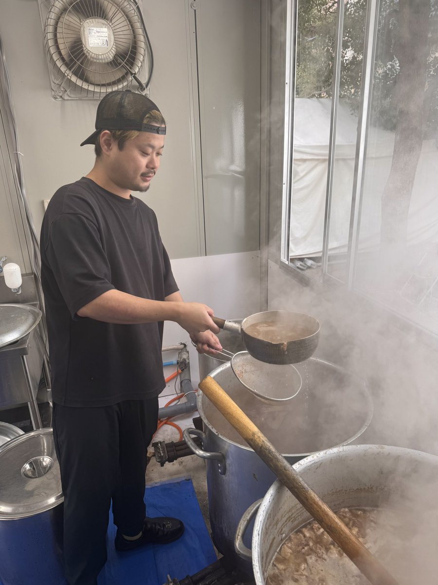 おはようございます☀️‼️ 
本日も各店11時より営業いたします🈺
 ※鷹の目酒場は16時より営業🍺🦅　
皆様のご来店お待ちしております😊🍜

本日も新宿大久保公園にて大つけ麺博秋の新作ラーメン祭り開催中‼️
鷹の目は最初で最後の家系で出店しております👀濃厚なスープが激ウマです‼️