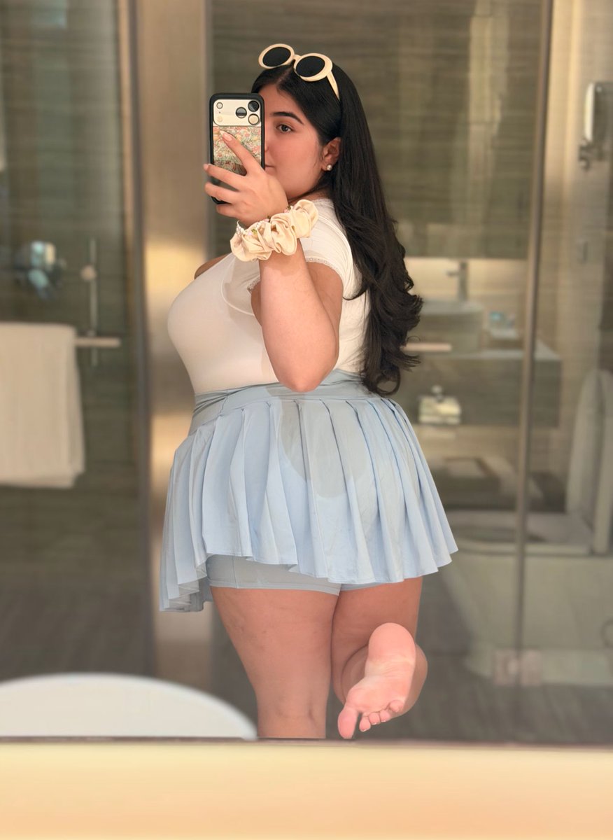 PrincessVicR's tweet image. Go crazy 4 feet