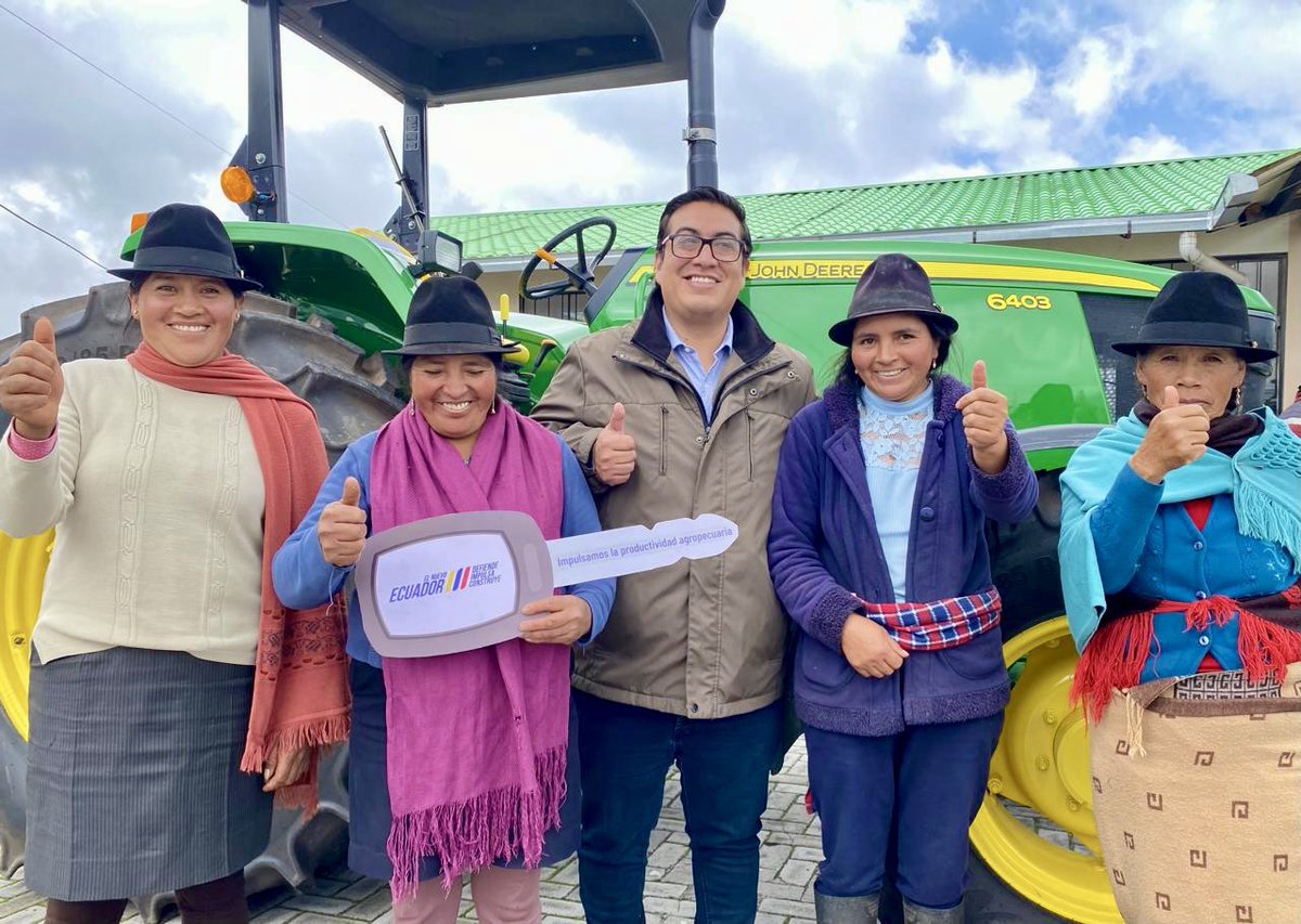 AgriculturaEc's tweet image. #Cotopaxi | Entregamos 2 tractores a productores de los sectores Wintza y Yugsiche Alto, en la parroquia Toacaso, beneficiando directamente a 400 familias productoras de la zona. 👨‍🌾👩‍🌾

Esta maquinaria representa un paso decisivo para el fortalecimiento del sector agrícola, ya que
