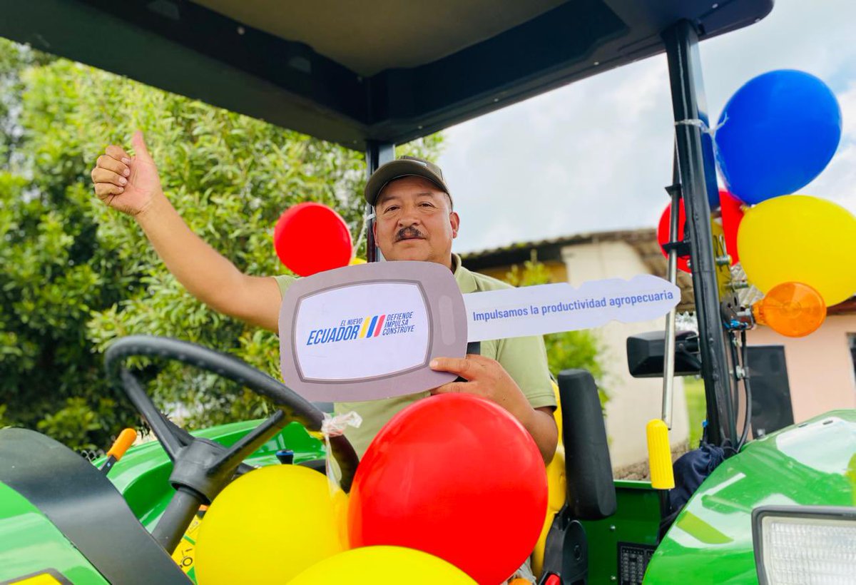 AgriculturaEc's tweet image. #Cotopaxi | Entregamos 2 tractores a productores de los sectores Wintza y Yugsiche Alto, en la parroquia Toacaso, beneficiando directamente a 400 familias productoras de la zona. 👨‍🌾👩‍🌾

Esta maquinaria representa un paso decisivo para el fortalecimiento del sector agrícola, ya que