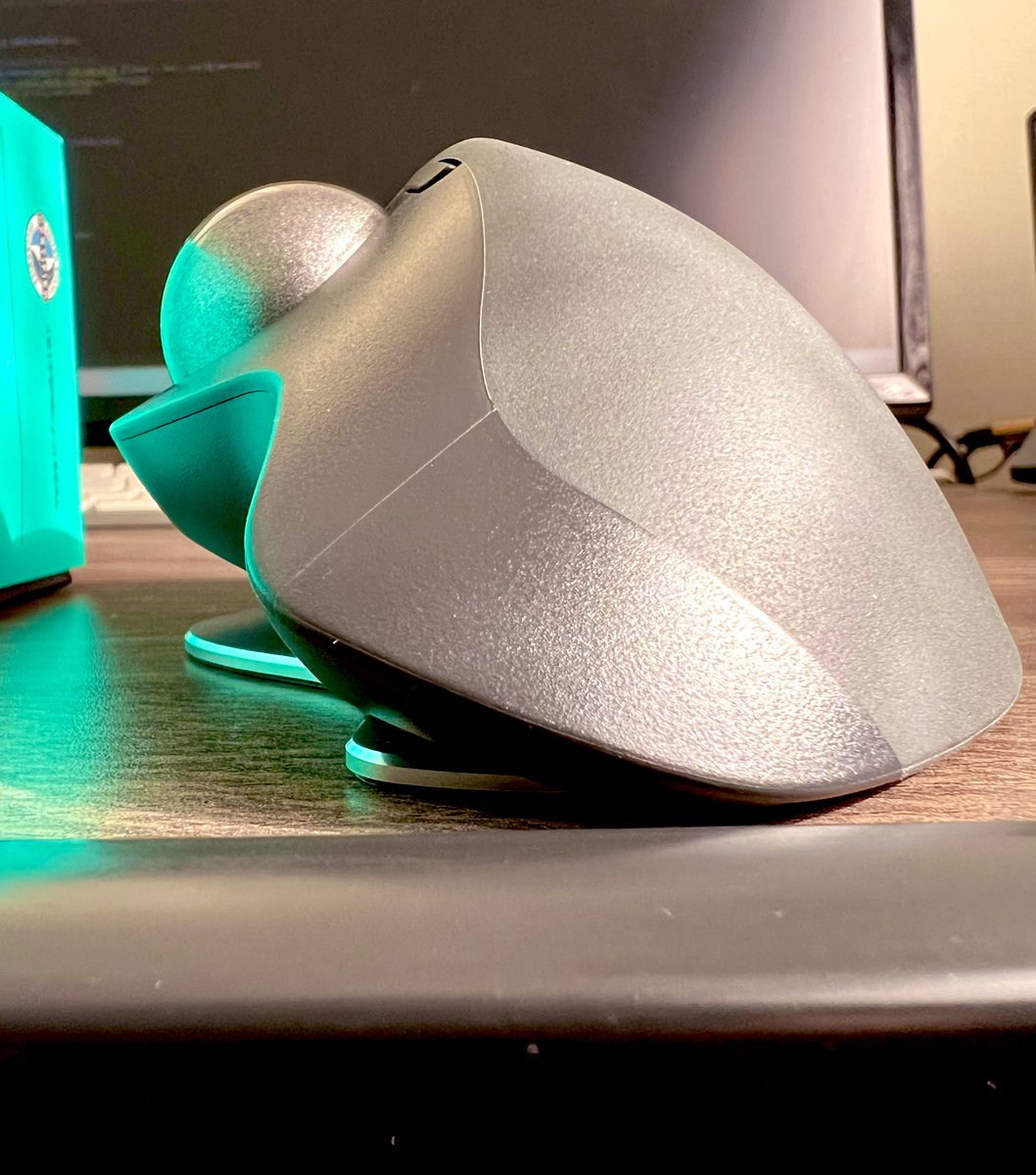 manapapa_stepn's tweet image. ロジクールM575が壊れたので、ergo買ってみた
この20度の傾きが疲れにくいらしい
重厚で高級感ある感じが好き
#logicool  #ergo