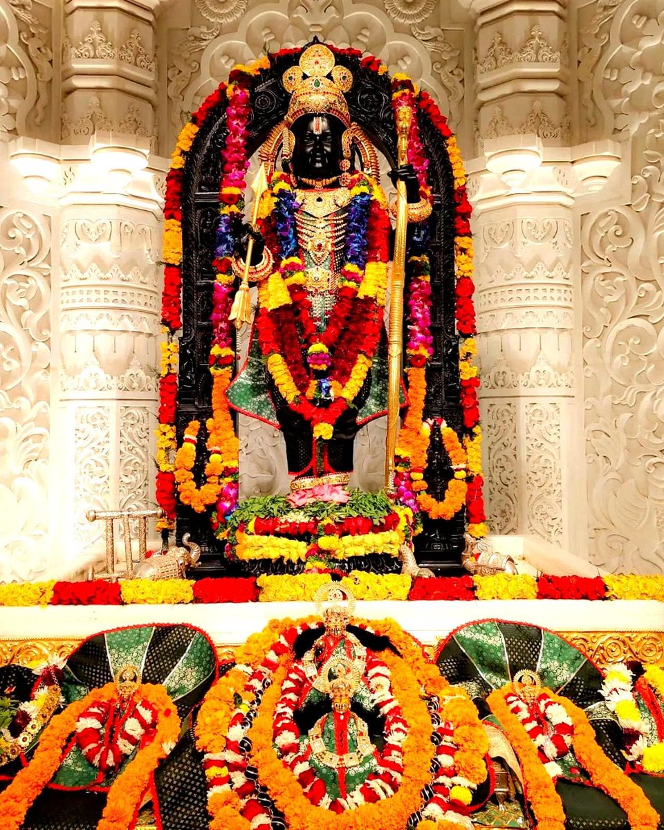 iyouthpower's tweet image. शान्तं शाश्वतमप्रमेयमनघं निर्वाणशान्तिप्रदं ब्रह्माशम्भुफणीन्द्रसेव्यमनिशं वेदान्तवेद्यं विभुम्‌।
रामाख्यं जगदीश्वरं सुरगुरुं मायामनुष्यं हरिं वन्देऽहं करुणाकरं रघुवरं भूपालचूडामणिम्‌॥

भावार्थ:-
शान्त, सनातन, अप्रमेय (प्रमाणों से परे), निष्पाप, मोक्षरूप परमशान्ति देने वाले,…