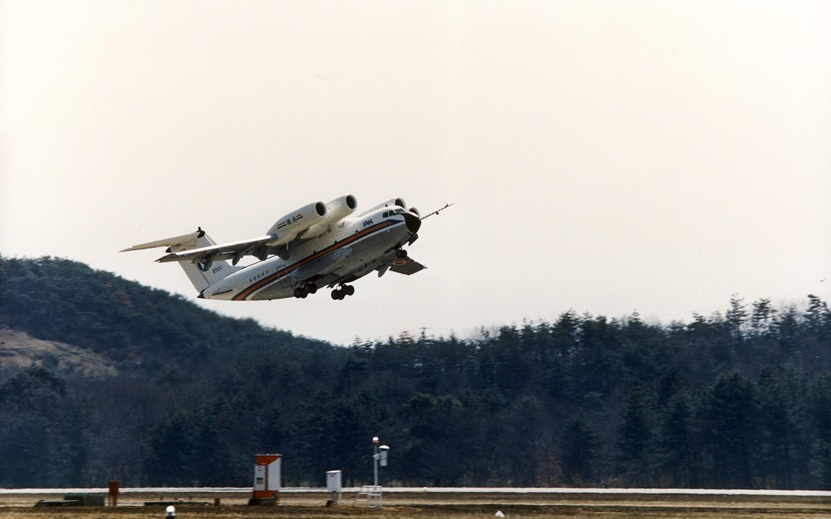 jaxa_aero's tweet image. 【調布航空宇宙センター　展示室】

低騒音STOL実験機「飛鳥」が、日本航空協会による「重要航空遺産」に認定されました。
「飛鳥」は、航空宇宙技術研究所（NAL）が開発した、低騒音STOL実験機です。

✅詳細はこちら
aero.jaxa.jp/about/exhibits…

#JAXA #JAXA航空 #低騒音STOL