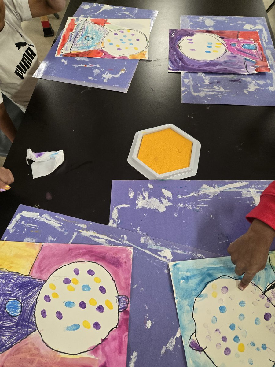 MrsJacksonsArt's tweet image. @DLE_Lions Pre-K did the most BEAUTIFUL work today using their paintbrushes carefully around their gumball machines, then fingerpainted all the colorful gumballs inside! We had so much fun! 🎨🖌 #LeonettiLionArt #Fbisdarted #ElementaryArt