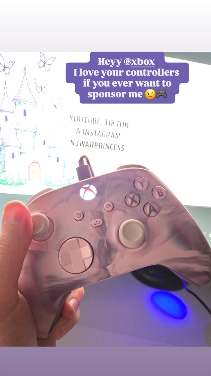 NJWarPrincess's tweet photo. My favorite controller ๐ฎ @Xbox #gamergirl #xboxcontrollers #smallhands #fortnite https://t.co/6iMNGimI1C