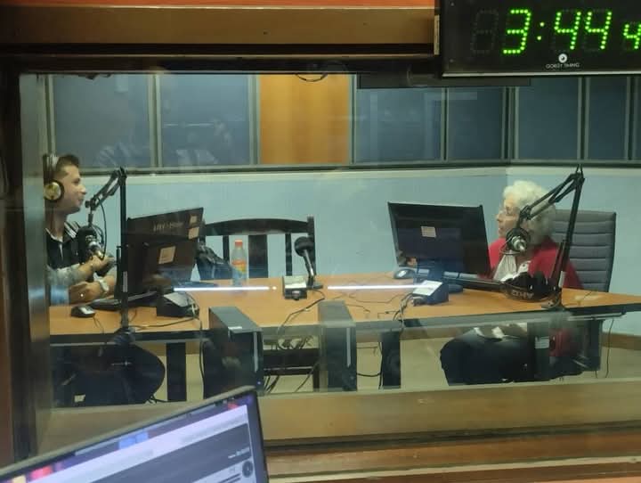 RP_OndaAlegria's tweet image. 🎙️ La primera actriz Nila Sánchez Luis fue agasajada hoy en el espacio Discoteca Popular de Radio Progreso, tras recibir la Distinción por la Cultura Nacional por su magistral trayectoria artística. 
.
.
.
#RadioProgreso #RadioCubana