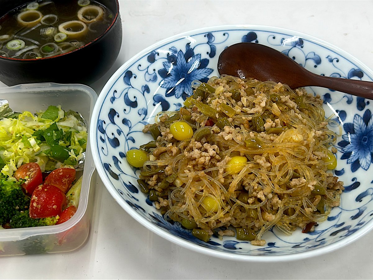 お昼は「#酸豆角肉末炒粉絲」
ささげの漬物（酸豆角）、豚ひき肉、、春雨の炒め煮です
これも酸味と旨味と脂の混じった複雑な味、それにささげのコリコリした食感がクセになります
