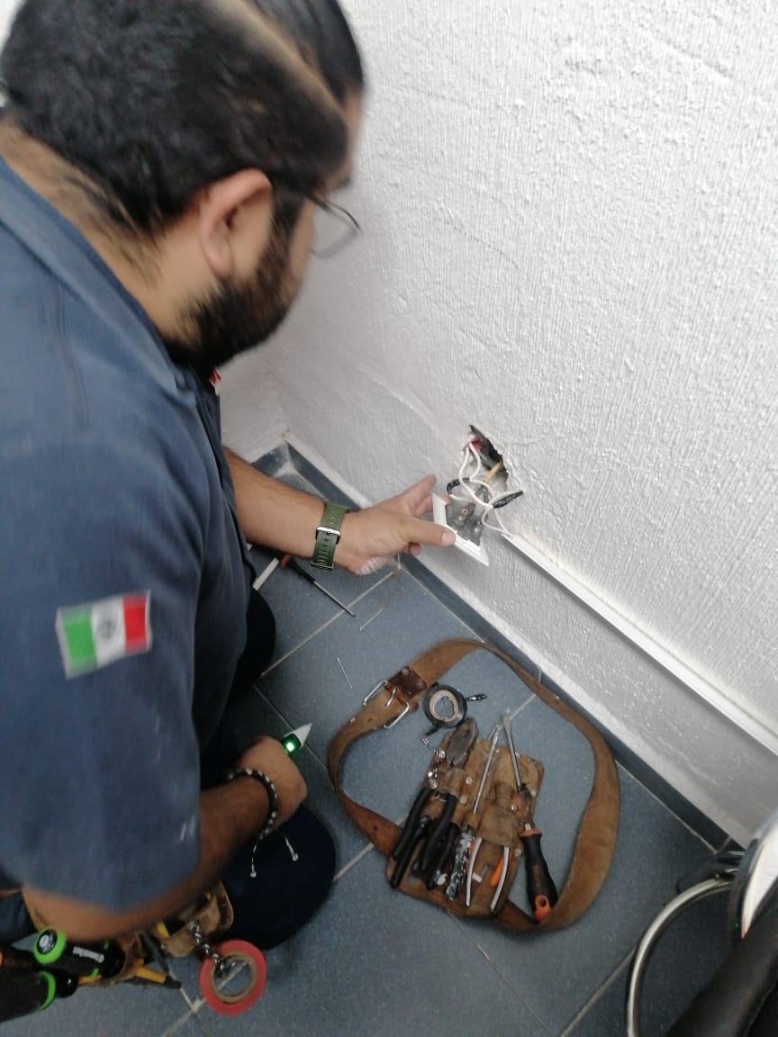 IsssteZonaSur's tweet image. 🔧⚡ ¡La Cuadrilla de Mantenimiento sigue más activa que nunca en la Zona Sur!

Con el respaldo de la Subdelegación de Administración, esta semana el equipo se movió por varias clínicas para dejar todo funcionando al 💯:

🏋️‍♂️ Clínica de Medicina Física y Rehabilitación
• Le…