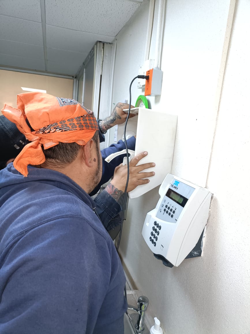 IsssteZonaSur's tweet image. 🔧⚡ ¡La Cuadrilla de Mantenimiento sigue más activa que nunca en la Zona Sur!

Con el respaldo de la Subdelegación de Administración, esta semana el equipo se movió por varias clínicas para dejar todo funcionando al 💯:

🏋️‍♂️ Clínica de Medicina Física y Rehabilitación
• Le…