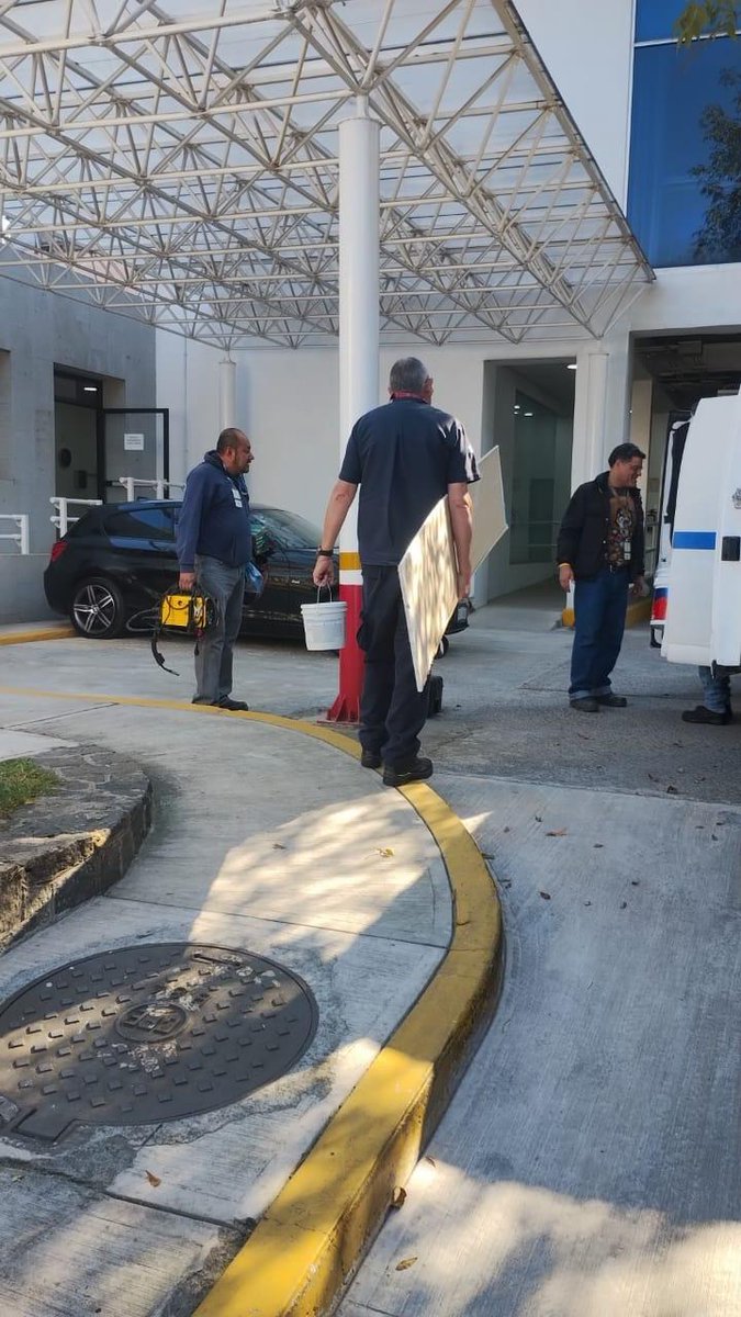 IsssteZonaSur's tweet image. 🔧⚡ ¡La Cuadrilla de Mantenimiento sigue más activa que nunca en la Zona Sur!

Con el respaldo de la Subdelegación de Administración, esta semana el equipo se movió por varias clínicas para dejar todo funcionando al 💯:

🏋️‍♂️ Clínica de Medicina Física y Rehabilitación
• Le…