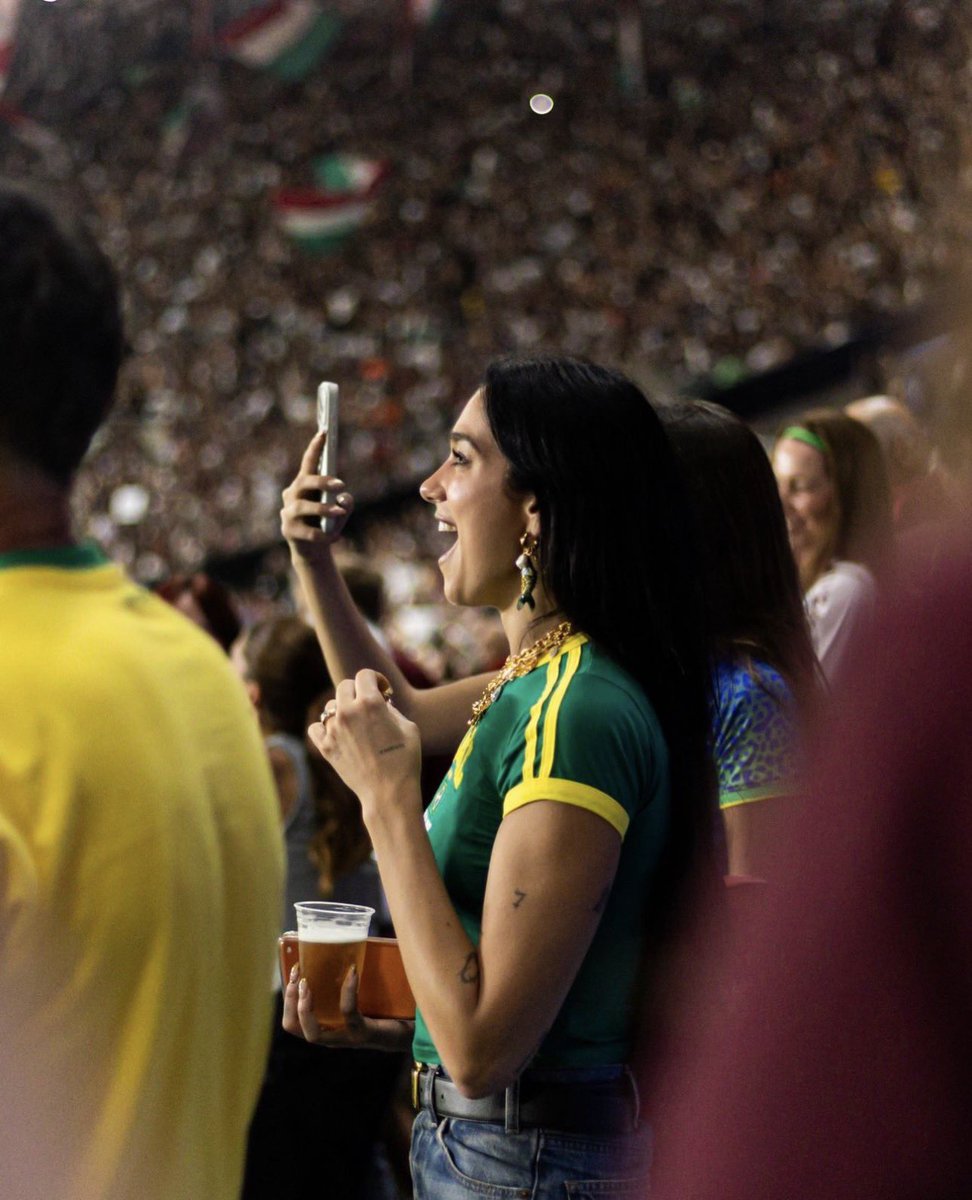 dualipacentral_'s tweet image. ELA É BRASILEIRA 🇧🇷 Dua Lipa toda fofinha no Maracanã!
