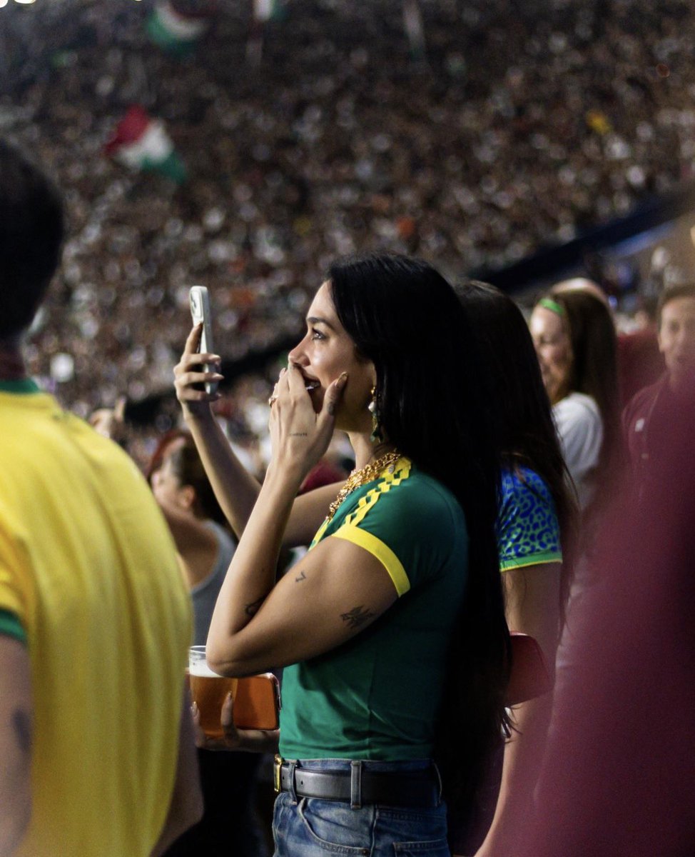 dualipacentral_'s tweet image. ELA É BRASILEIRA 🇧🇷 Dua Lipa toda fofinha no Maracanã!