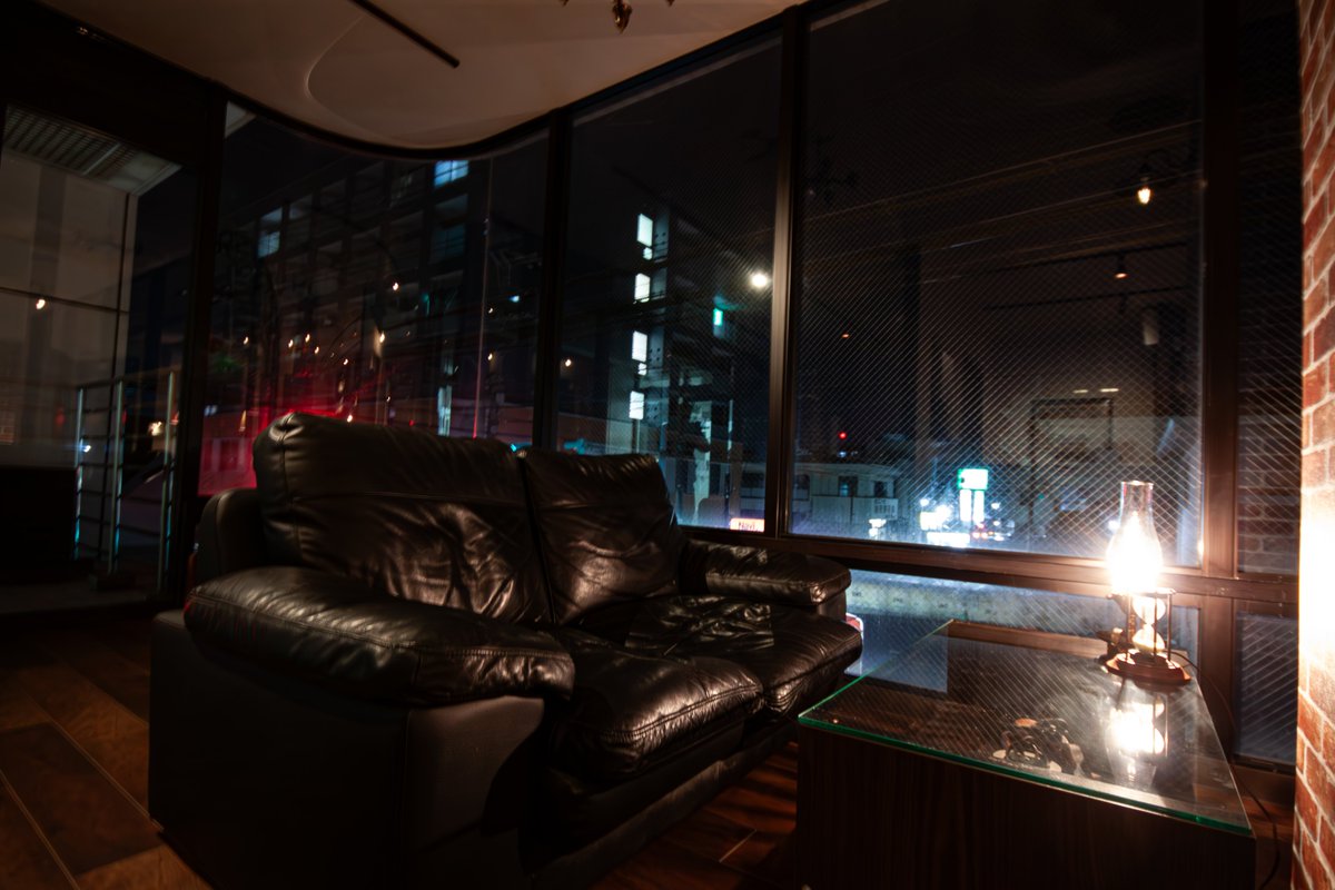 aispacedesign's tweet photo. 八千代台駅前にオーセンティックバーが完成🍸
二面ガラス張りを活かして外からの視線をひきつけつつ、入口から直接バーの様子が見えない設計で、期待感高まる「隠れ家」の要素を生み出しました。
空間全体は深い色で統一することで、洗練された大人の雰囲気を演出しています。
https://t.co/ToFmdZwVCX https://t.co/Ea2wOYsYOC