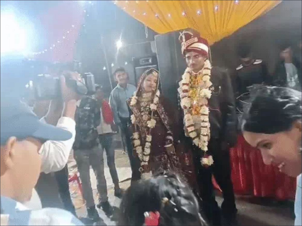 बाराबंकी में विदाई से ठीक पहले दुल्हन गायब हो गई। देर रात तक सारी रस्में हंसी-खुशी हुईं। जयमाल के बाद दूल्हा-दुल्हन ने साथ में DJ पर डांस किया। इसके बाद 7 फेरे हुए, दूल्हे ने दुल्हन की मांग में सिंदूर भरा।बुधवार सुबह विदाई के समय दुल्हन गायब हो गई। दूल्हे ने कहा- मैंने 3 बीघा