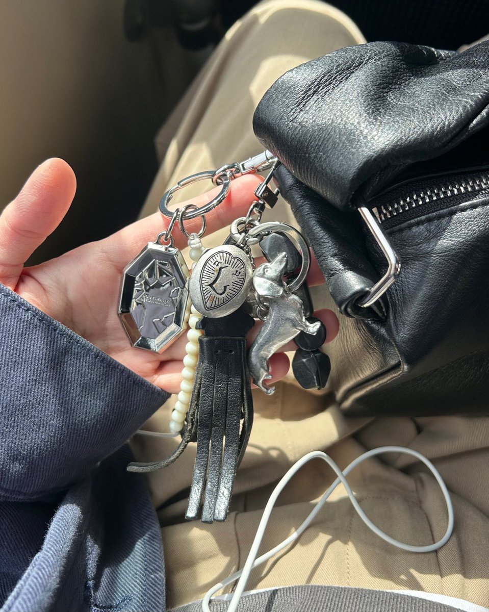 백예린 콘서트 MD ‘MIRROR Keyring’ 을 제작했습니다.

따뜻한 톤의 도금과 구슬 컬러로, 아티스트와 함께 여러 시안을 거쳐 완성되었습니다. 오래된 빈티지 트레이를 모티프로, 빛이 닿는 결마다 반짝입니다. 

“Don’t really need a mirror.” 🪩