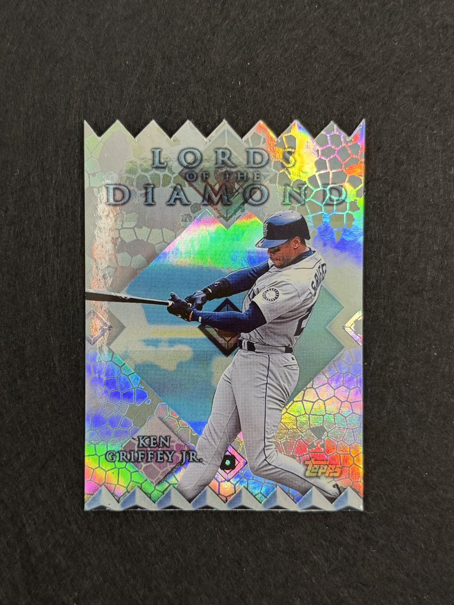 paullydoughnuts's tweet image. Lord Griffey ⚔️ 

$50 HOLO

#gettostackin #thehobby
