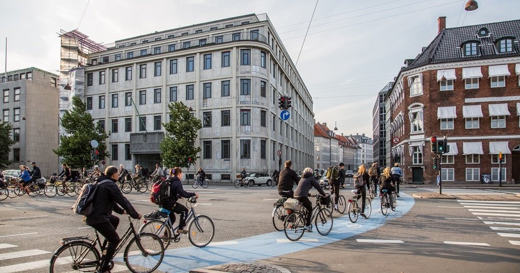 PNGtweets's tweet image. Au vu du tissu urbain et de la densité, Paris fait un travail remarquable. Copenhague et consorts ont des axes bien plus spacieux
