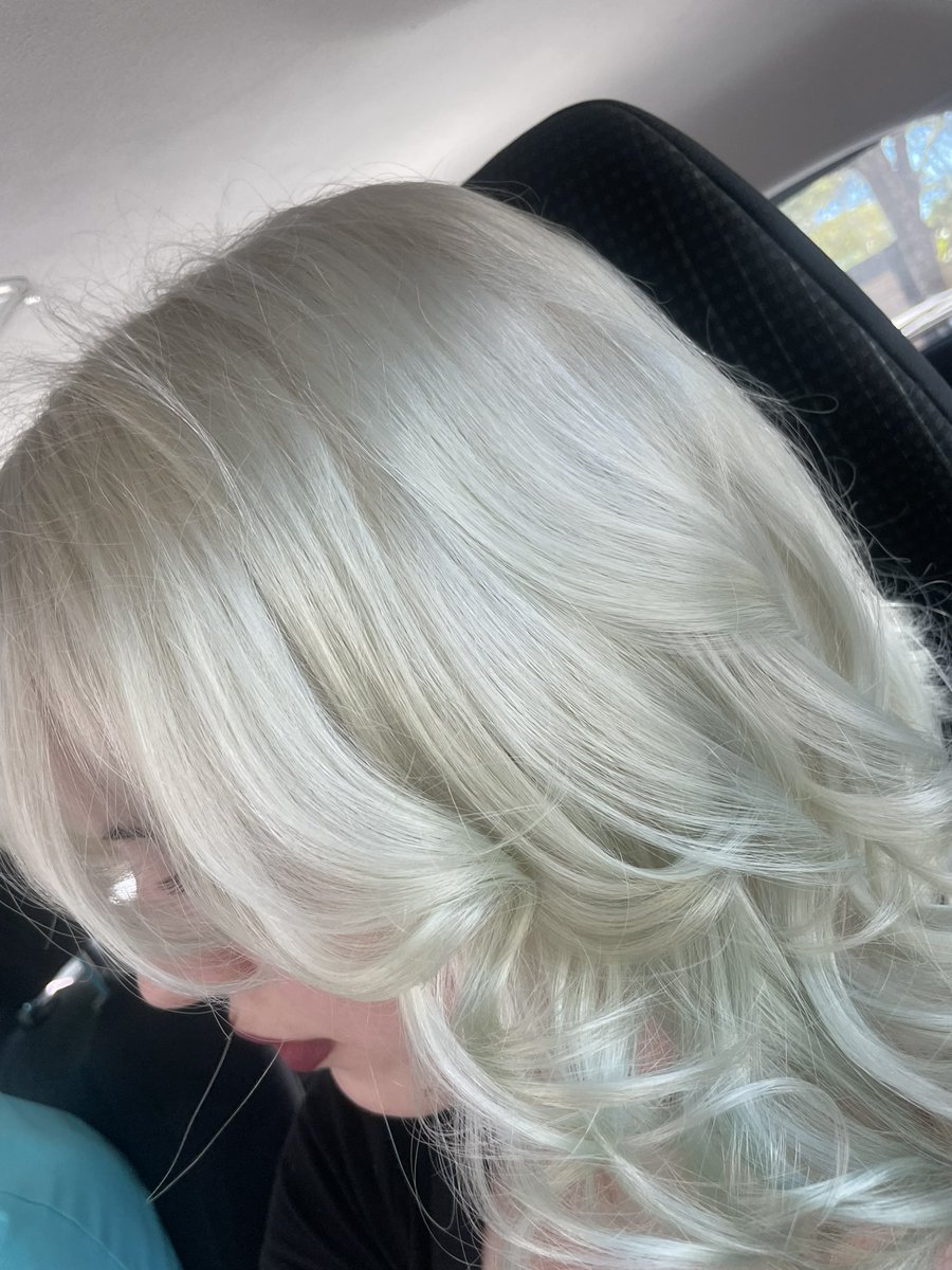 itsjustiara69's tweet photo. New hair, we’re so close to the platinum goal 😋 #hairdye #gothgirl #gamergirl #twitchstreamer #alternative https://t.co/DHP0DT4AMm