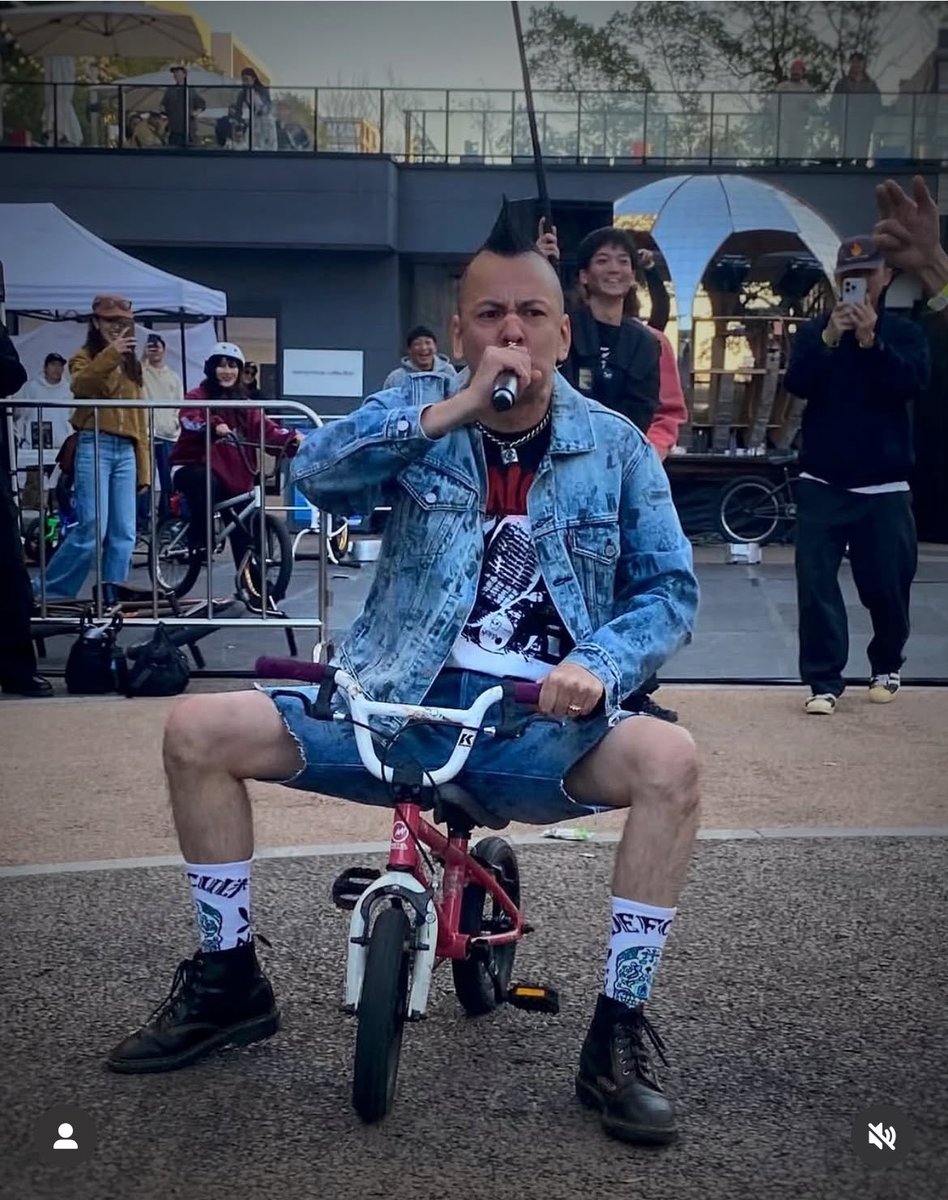 「最近忙しいね！」ってよく言われるけど、実はコロナの1年以外は10年変わらずにずっとこのペースでライブして曲も出してます。不器用な職人肌って自分でわかってるので、ひたすらやり続けるしか前に進む方法を知りません。売れる為にやると失敗するけど人を笑顔にする為にやると成功するタイプです。