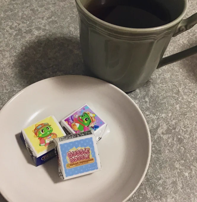 先日タイトー様にいただいた、バブルボブルシュガーダンジョンのチロルチョコで休憩! パッケージをどう保存しようか迷ったけど、カードゲーム用ローダーに入れてみたらピッタリでした! #BBSD #バブルボブル