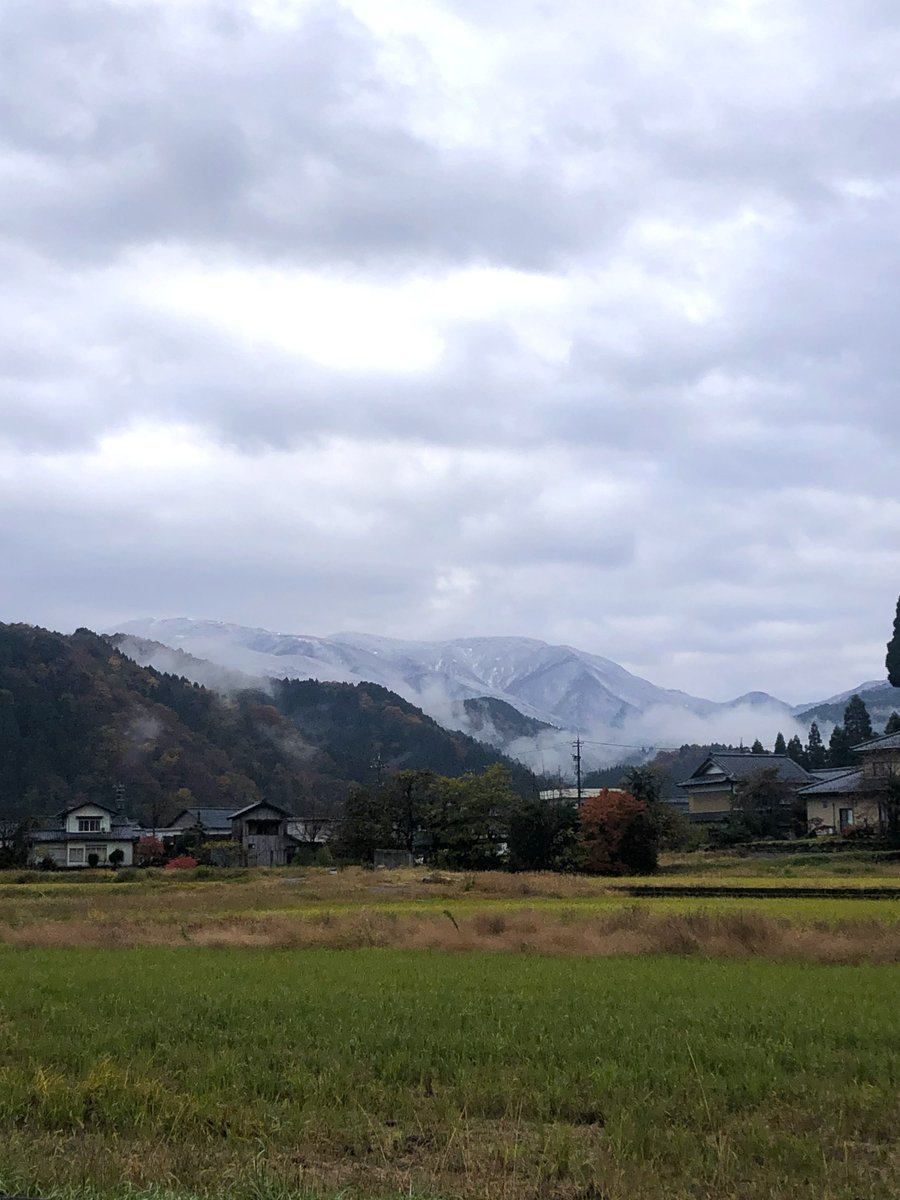 部子山林道は11/17から冬季通行止めとなっております。
（解除時期は例年6月上旬頃です）
写真は昨日の朝撮影したものです。
池田町最高峰の標高1,464 mの山、部子山に雪が3回積もると、里にも雪が降ると言われています。