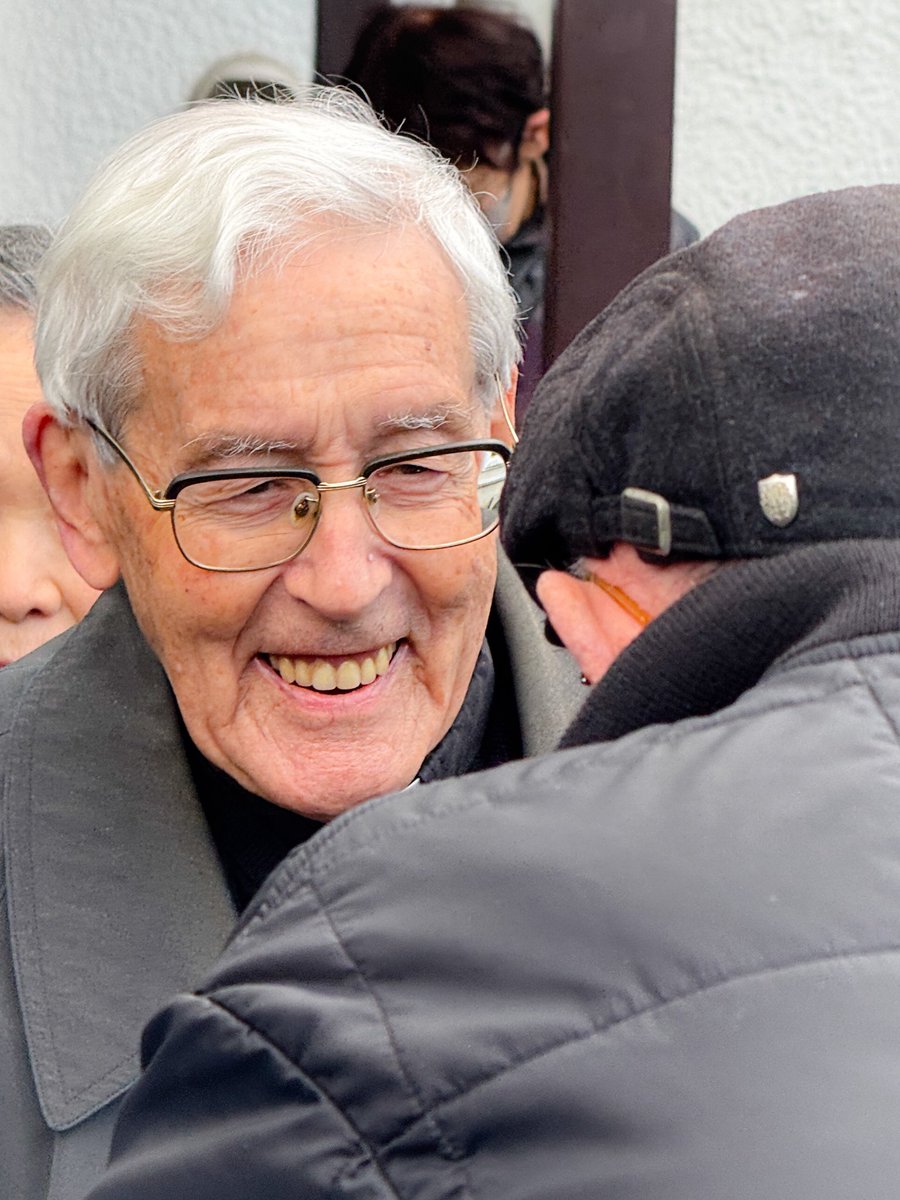 hiroshisj's tweet image. ルイス・カンガス神父様（99歳）、18年間に及ぶ山口での奉仕を終え、いま東京に出発されます。カンガス神父と出会って洗礼を受け、人生が変わった。うちの家族はカンガス神父に救われた、そんな方々が、たくさん見送ってくださっています。カンガス神父様、本当にありがとうございました😭