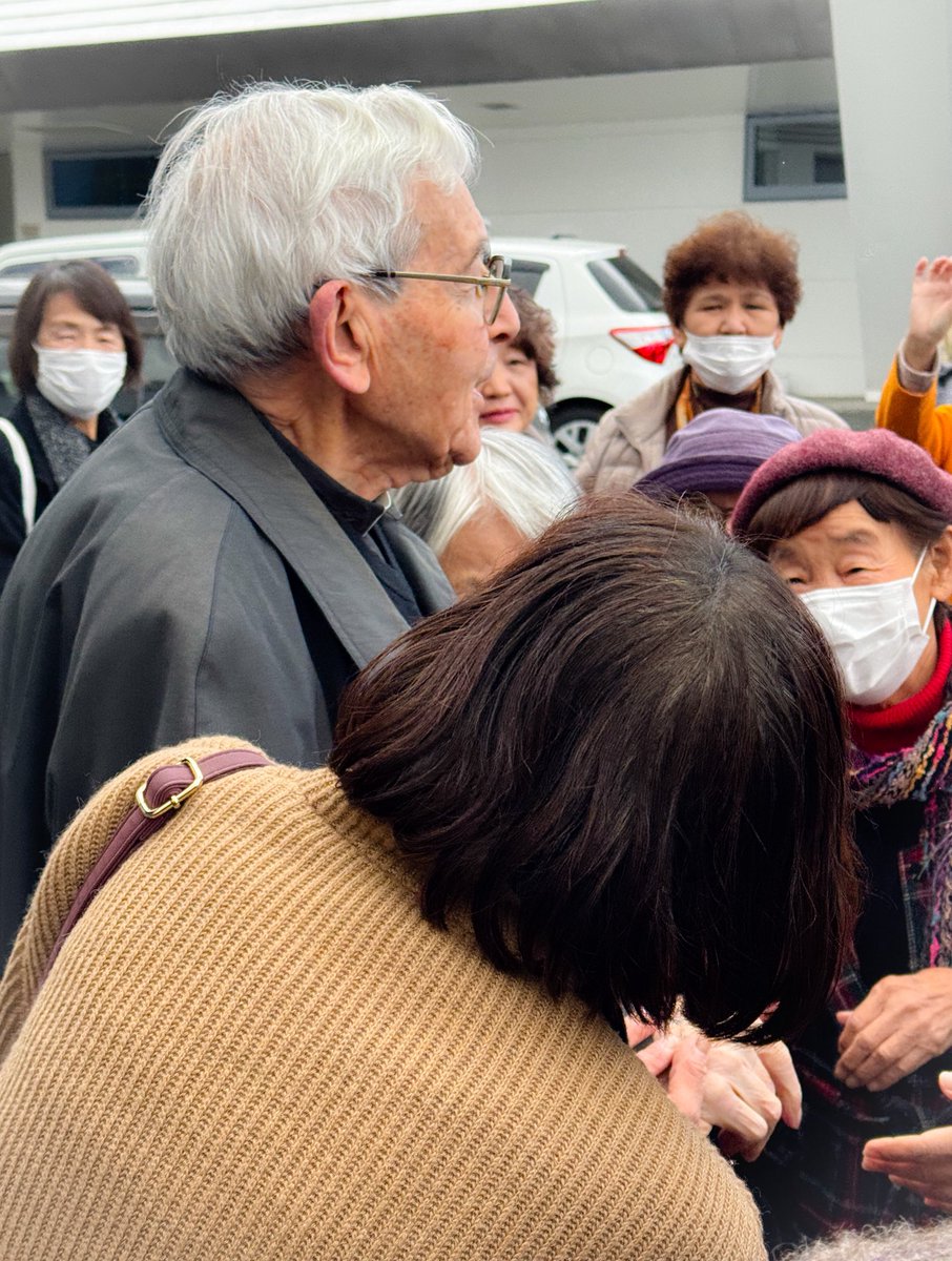 hiroshisj's tweet image. ルイス・カンガス神父様（99歳）、18年間に及ぶ山口での奉仕を終え、いま東京に出発されます。カンガス神父と出会って洗礼を受け、人生が変わった。うちの家族はカンガス神父に救われた、そんな方々が、たくさん見送ってくださっています。カンガス神父様、本当にありがとうございました😭