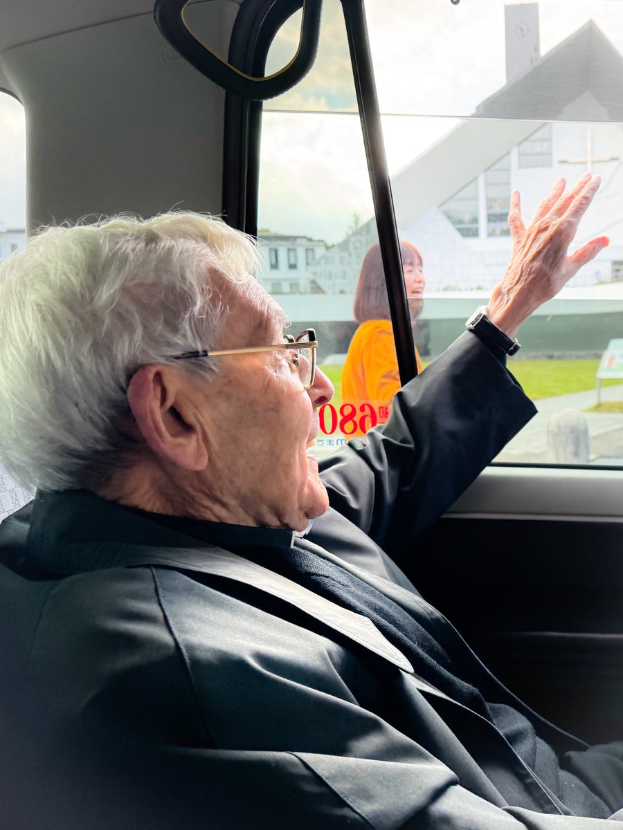 hiroshisj's tweet image. ルイス・カンガス神父様（99歳）、18年間に及ぶ山口での奉仕を終え、いま東京に出発されます。カンガス神父と出会って洗礼を受け、人生が変わった。うちの家族はカンガス神父に救われた、そんな方々が、たくさん見送ってくださっています。カンガス神父様、本当にありがとうございました😭