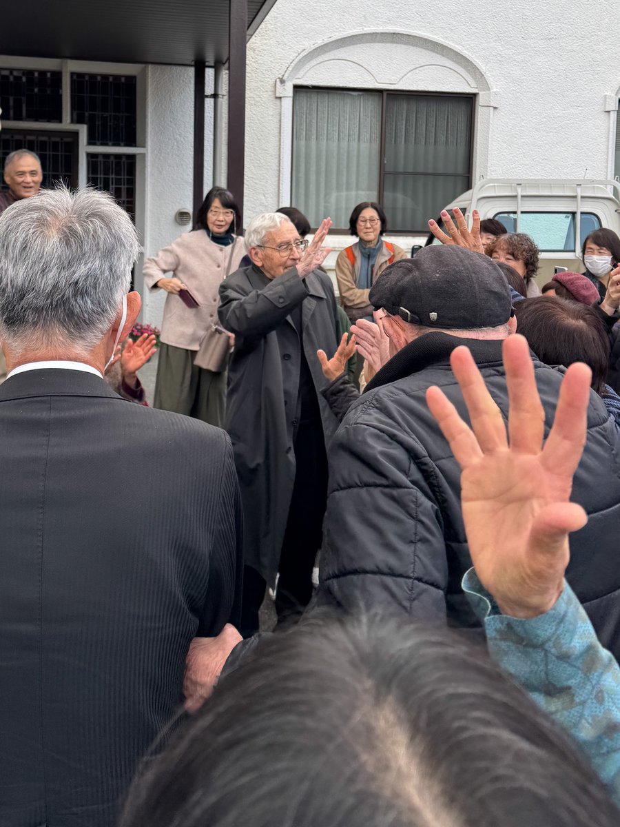 hiroshisj's tweet image. ルイス・カンガス神父様（99歳）、18年間に及ぶ山口での奉仕を終え、いま東京に出発されます。カンガス神父と出会って洗礼を受け、人生が変わった。うちの家族はカンガス神父に救われた、そんな方々が、たくさん見送ってくださっています。カンガス神父様、本当にありがとうございました😭
