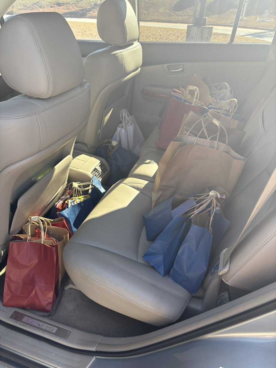 A small gesture for our first responders! Dropped some goodie bags off at Henry Co FD Station No.15 today! 

<a href="/EagleAthletics/">Eagle's Landing Athletics</a> <a href="/AthleticsHenry/">Henry County Schools Athletics</a> <a href="/ELHSFootball2/">ELHS_Football</a> <a href="/elhstfxc/">Elhstfxc</a>