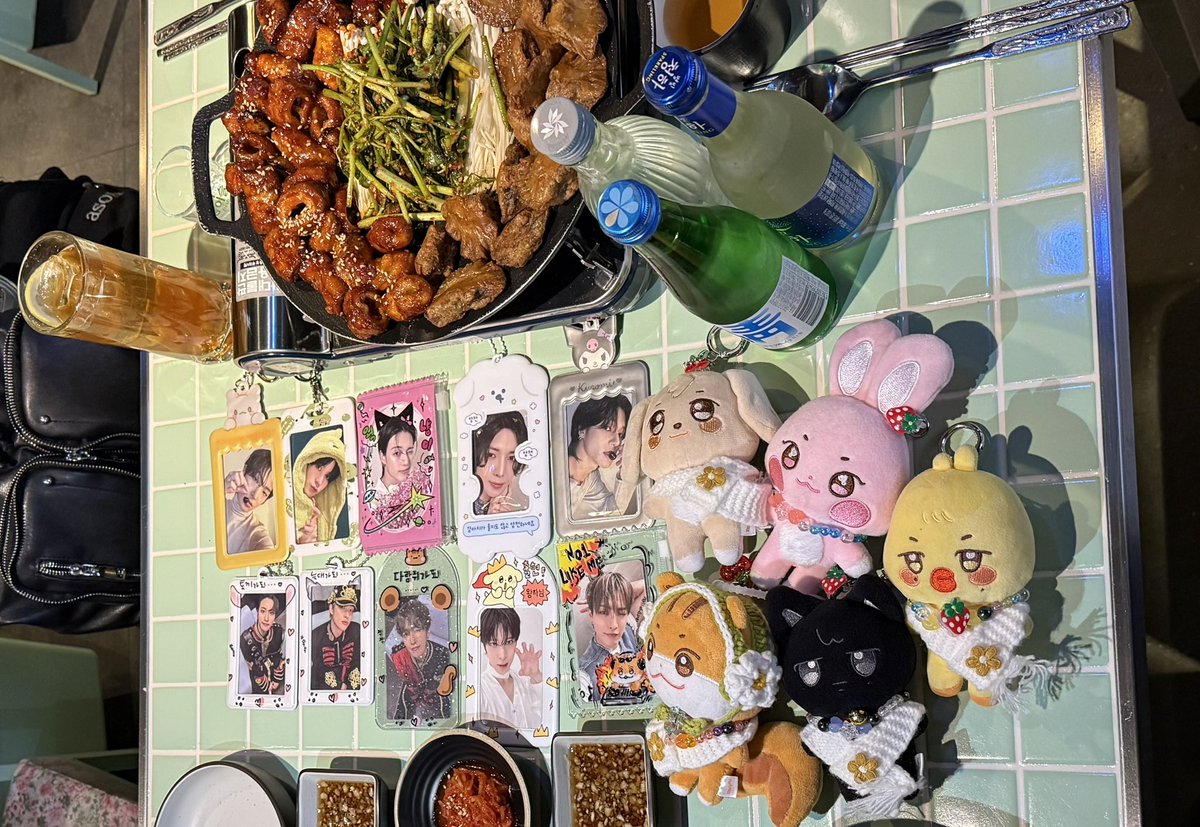 하루종일
먹기+티즈이야기+먹기+티즈이야기
에이티니 플러스 성곡적❤️

또하쟈 또가쟈🎡🎢🎠🎟️