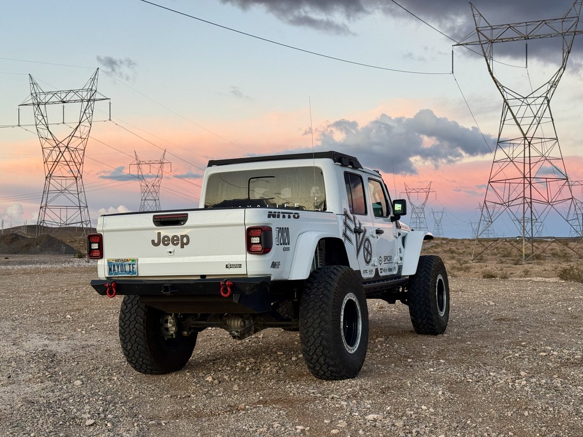 Made it just in time for the sunset!  #wayalife #jeep #jeepgladiator #evomfg #nittotire #kmcwheels #kchilights