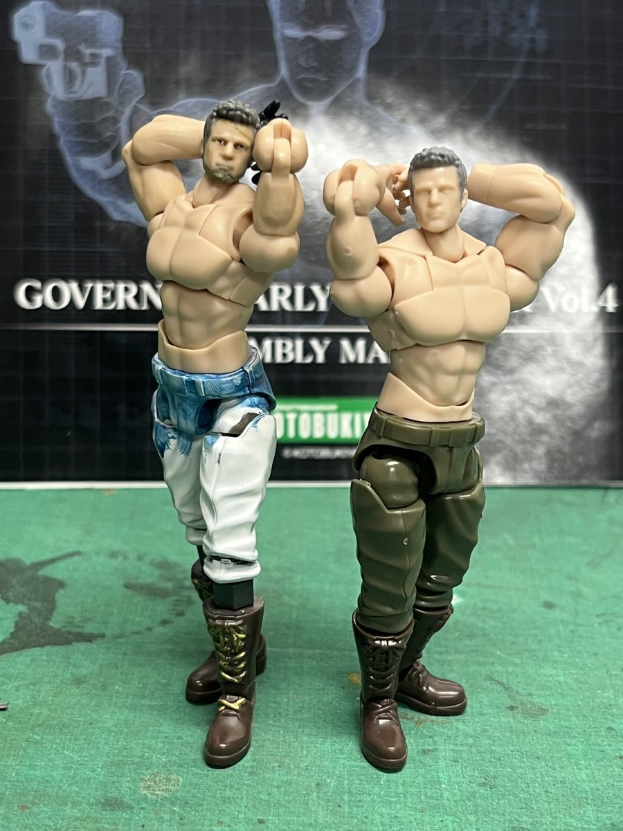 パチ組みのマッチョとこねくり回し中のマッチョ。膝下1ヘキサ分伸ばし