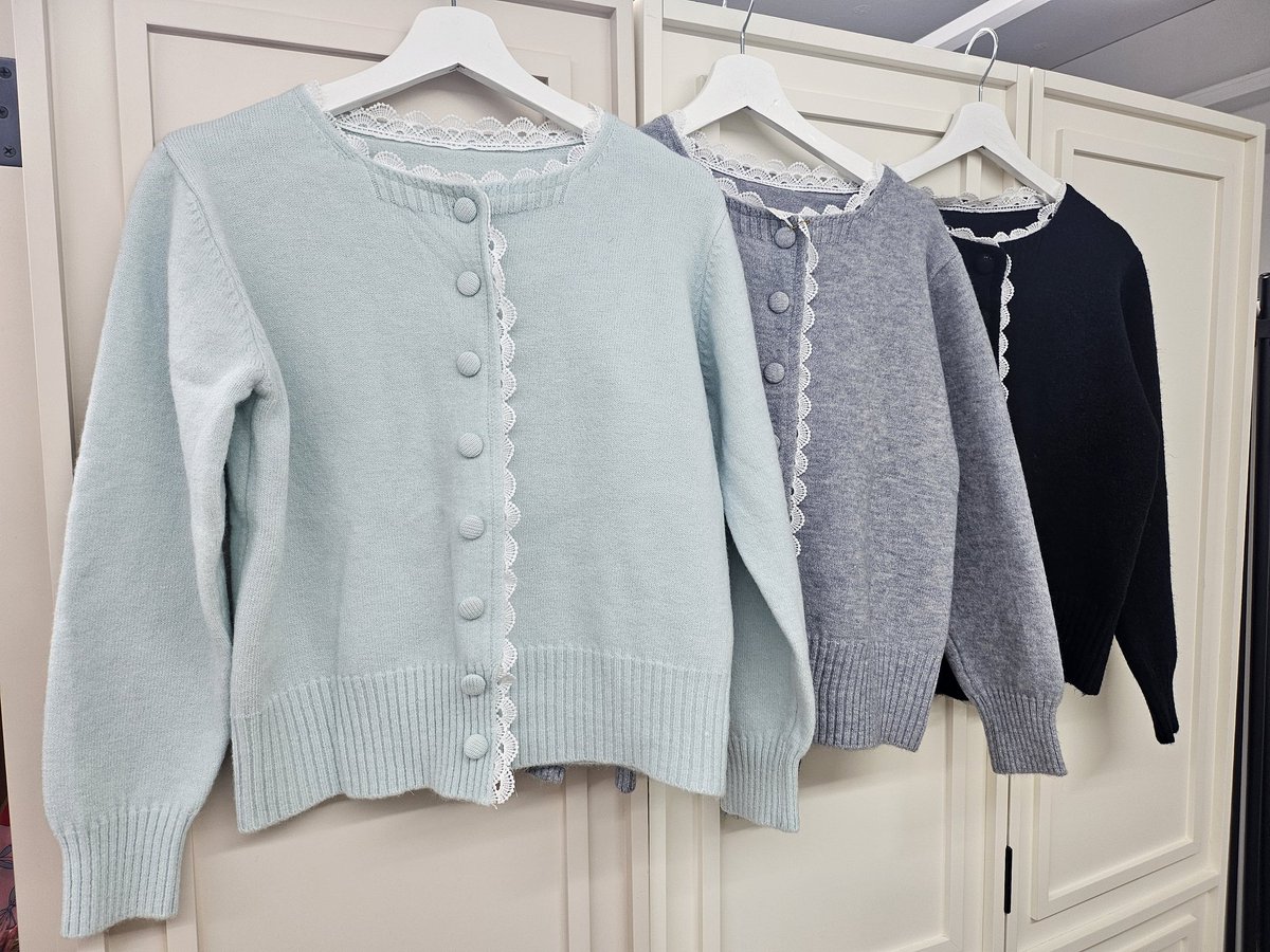 활용도 좋은 레이스 카디건이 입고되었습니다. 어떤 코디네이트에도 어울리는 기본 카디건입니다. 다양한 컬러 중 마음에 드는 하나를 골라보세요~!