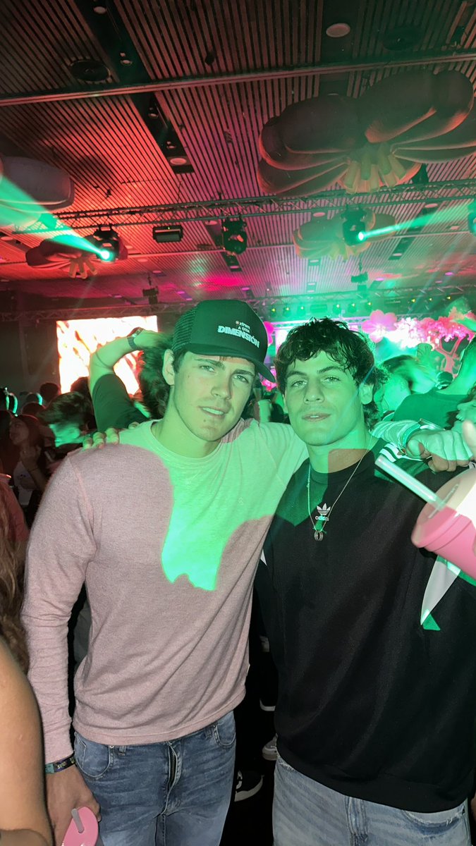 rmrossini's tweet image. Antes de entrar a GH, sin si quiera haber hecho el casting me crucé a estos dos personajes. Cada uno tiene sus cábalas, yo no creo en las casualidades 🤣🤞🏻

La última vez que estuve en Buenos Aires, me encontré con una cábala muy importante del Stream.