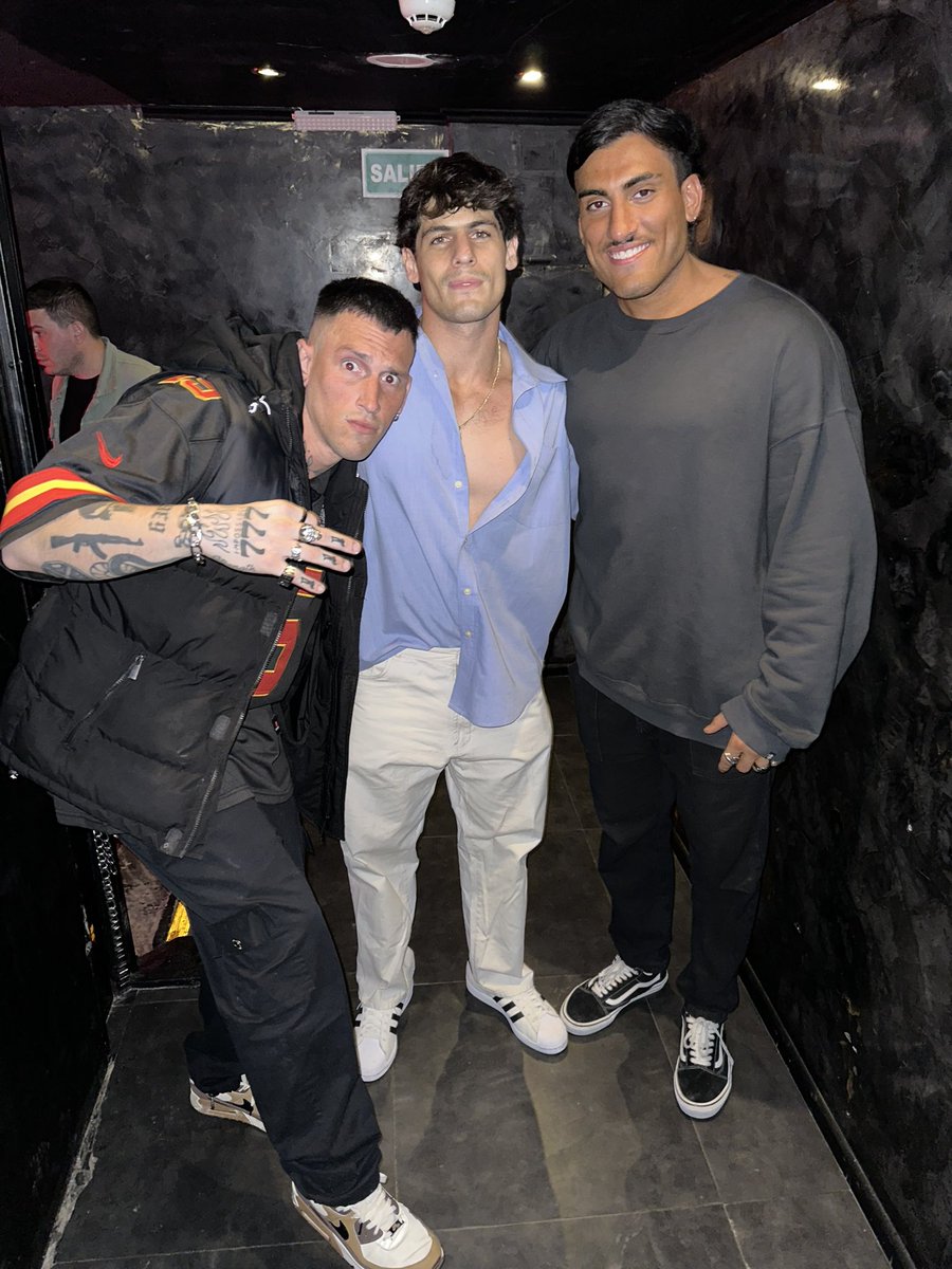 rmrossini's tweet image. Antes de entrar a GH, sin si quiera haber hecho el casting me crucé a estos dos personajes. Cada uno tiene sus cábalas, yo no creo en las casualidades 🤣🤞🏻

La última vez que estuve en Buenos Aires, me encontré con una cábala muy importante del Stream.