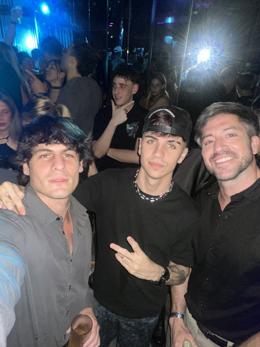 rmrossini's tweet image. Antes de entrar a GH, sin si quiera haber hecho el casting me crucé a estos dos personajes. Cada uno tiene sus cábalas, yo no creo en las casualidades 🤣🤞🏻

La última vez que estuve en Buenos Aires, me encontré con una cábala muy importante del Stream.