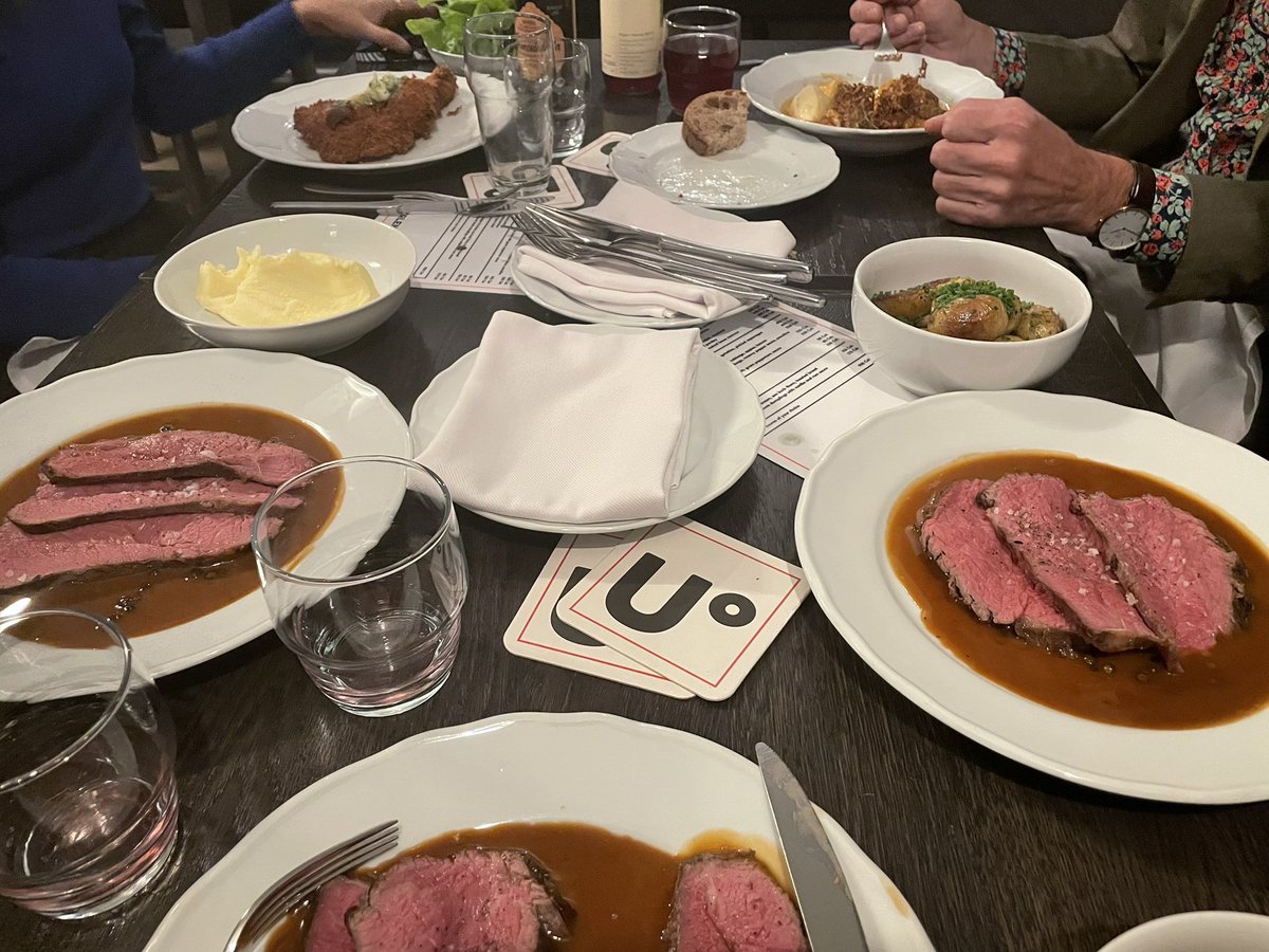 t_echizen's tweet image. ダンシング・ハウス（16章）
愛称フレッドとジンジャー
フレッド・アステアとジンジャー・ロジャースが踊ってるように見えませんか？

U Karendu(uの上に⚪︎）でチェコの・ブラウン版元アルゴ社代表のゲルナー氏を交えて昼食。何もかも美味！

#PR #プラハ #チェコへ行こう #cityofsecrets