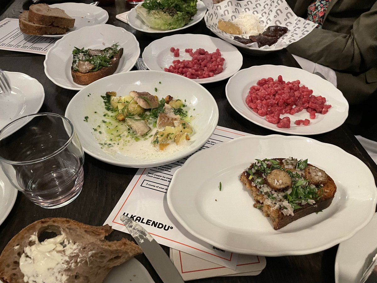 t_echizen's tweet image. ダンシング・ハウス（16章）
愛称フレッドとジンジャー
フレッド・アステアとジンジャー・ロジャースが踊ってるように見えませんか？

U Karendu(uの上に⚪︎）でチェコの・ブラウン版元アルゴ社代表のゲルナー氏を交えて昼食。何もかも美味！

#PR #プラハ #チェコへ行こう #cityofsecrets