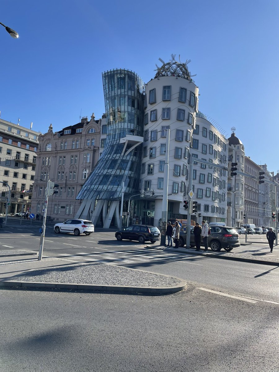 t_echizen's tweet image. ダンシング・ハウス（16章）
愛称フレッドとジンジャー
フレッド・アステアとジンジャー・ロジャースが踊ってるように見えませんか？

U Karendu(uの上に⚪︎）でチェコの・ブラウン版元アルゴ社代表のゲルナー氏を交えて昼食。何もかも美味！

#PR #プラハ #チェコへ行こう #cityofsecrets