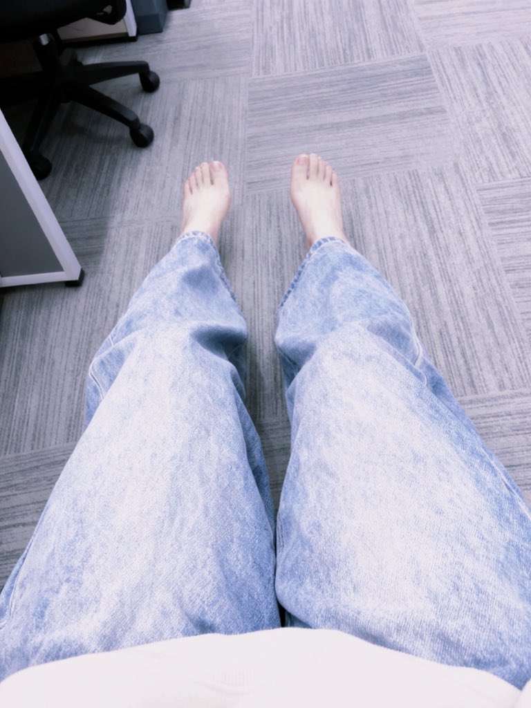 DomChrs's tweet image. OOTD 不穿袜子 不穿卫衣 不穿裤子