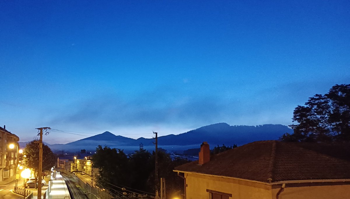 olmopia's tweet image. levantarnos durante +40 años para ir a trabajar,una vida humillante, casarnos con la primera arpia sistemica que encontremos y traer a dos pobres vastagos a este mundo solo para que repitan el ciclo 

hace que se me salten las lagrimas

por que no podemos ser un esclavo feliz mas