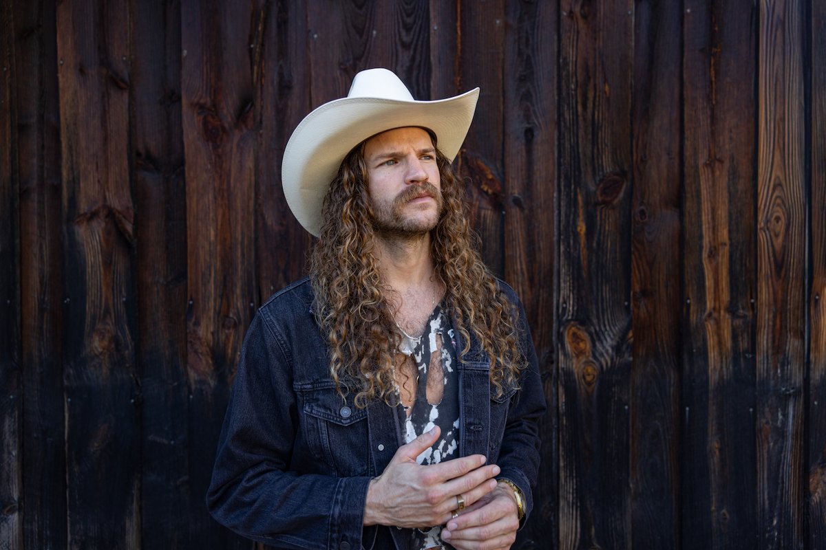 MAGNETMagazine's tweet image. #MAGNETExclusive: Premiere of #AndyThomas’ “Long Gone.” “It’s a last-chance song—the last stop to get on &amp;amp; ride or get left behind. I was driving when I wrote the opening line, using the floorboard as the bass drum &amp;amp; the dash as the snare.” Check it out: magnetmagazine.com/2025/11/20/mag…