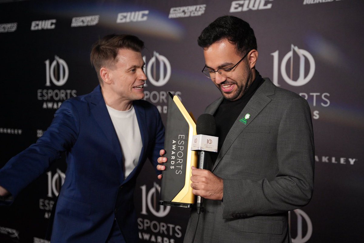 Msdossary7's tweet image. اللهم لك الحمد حتى ترضى. 
من قلب امريكا

فريقكم السعودي للسنة الثانيه على التوالي 
افضل فريق بالعالم 🙏🏻💚 

Best Esports org in the world.
#EsportsAwards2025