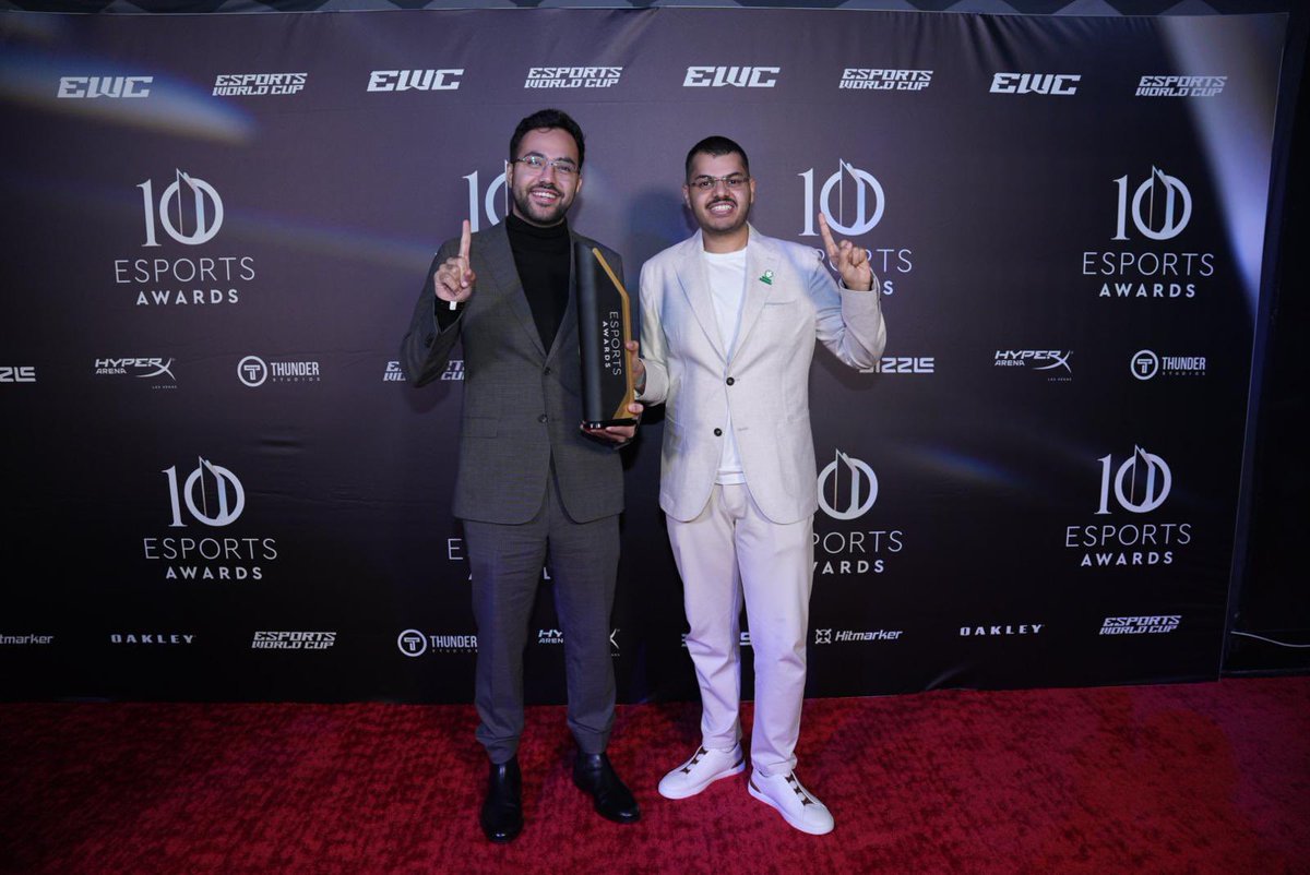 Msdossary7's tweet image. اللهم لك الحمد حتى ترضى. 
من قلب امريكا

فريقكم السعودي للسنة الثانيه على التوالي 
افضل فريق بالعالم 🙏🏻💚 

Best Esports org in the world.
#EsportsAwards2025