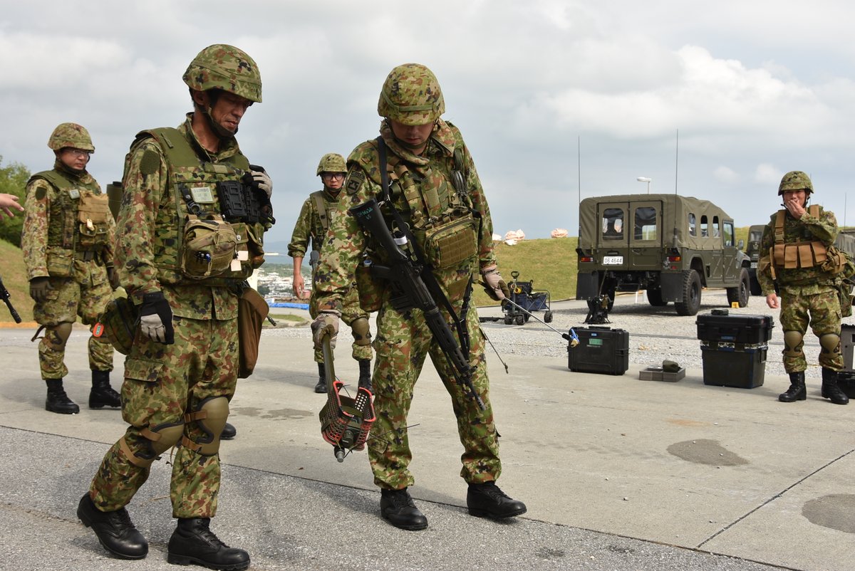 jsdf_gcc_cnbc's tweet image. 中特防は第７地対艦ミサイル連隊（勝連分屯地）の隊員に対し、器材取扱や偵察・除染要領の展示などＣＢＲＮ教育を実施しました。引き続き連携強化に努めていく所存であります。＃陸上総隊 ＃勝連分屯地