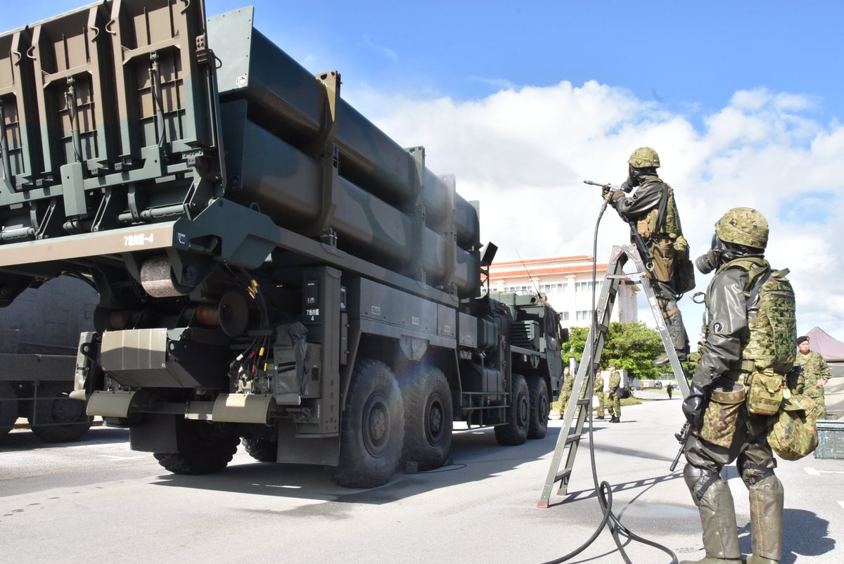 jsdf_gcc_cnbc's tweet image. 中特防は第７地対艦ミサイル連隊（勝連分屯地）との協同訓練を実施しました。第７地対艦ミサイル連隊の隊員による汚染状況の解明に引き続き中特防隊員が除染を実施する等、特殊武器攻撃対処の連携要領を確立しました。#陸上総隊 ＃勝連分屯地