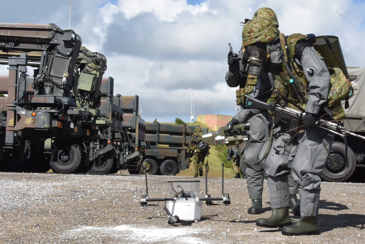 jsdf_gcc_cnbc's tweet image. 中特防は第７地対艦ミサイル連隊（勝連分屯地）との協同訓練を実施しました。第７地対艦ミサイル連隊の隊員による汚染状況の解明に引き続き中特防隊員が除染を実施する等、特殊武器攻撃対処の連携要領を確立しました。#陸上総隊 ＃勝連分屯地
