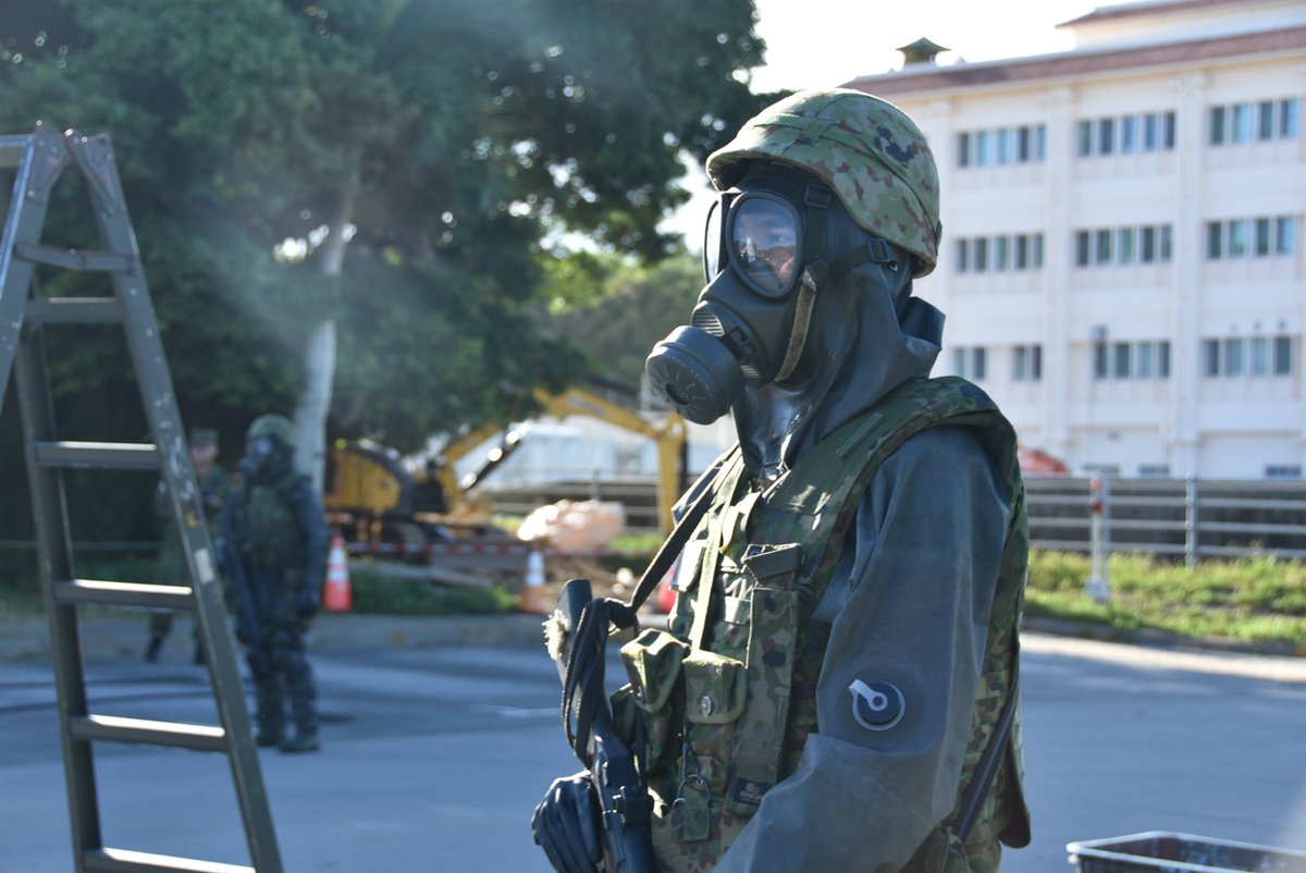 jsdf_gcc_cnbc's tweet image. 中特防は第７地対艦ミサイル連隊（勝連分屯地）との協同訓練を実施しました。第７地対艦ミサイル連隊の隊員による汚染状況の解明に引き続き中特防隊員が除染を実施する等、特殊武器攻撃対処の連携要領を確立しました。#陸上総隊 ＃勝連分屯地